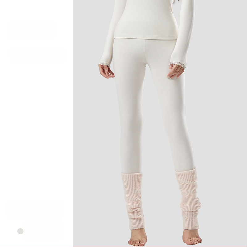 Moteriškas akrilo terminis komplektas su antibakteriniu poveikiu; šiluma storas 201-250 g/m2 su veluro pamušalu; viršus megztinis su ilgomis rankovėmis; apačia kelnes; pagrindinis pluošto kiekis 30-50%.