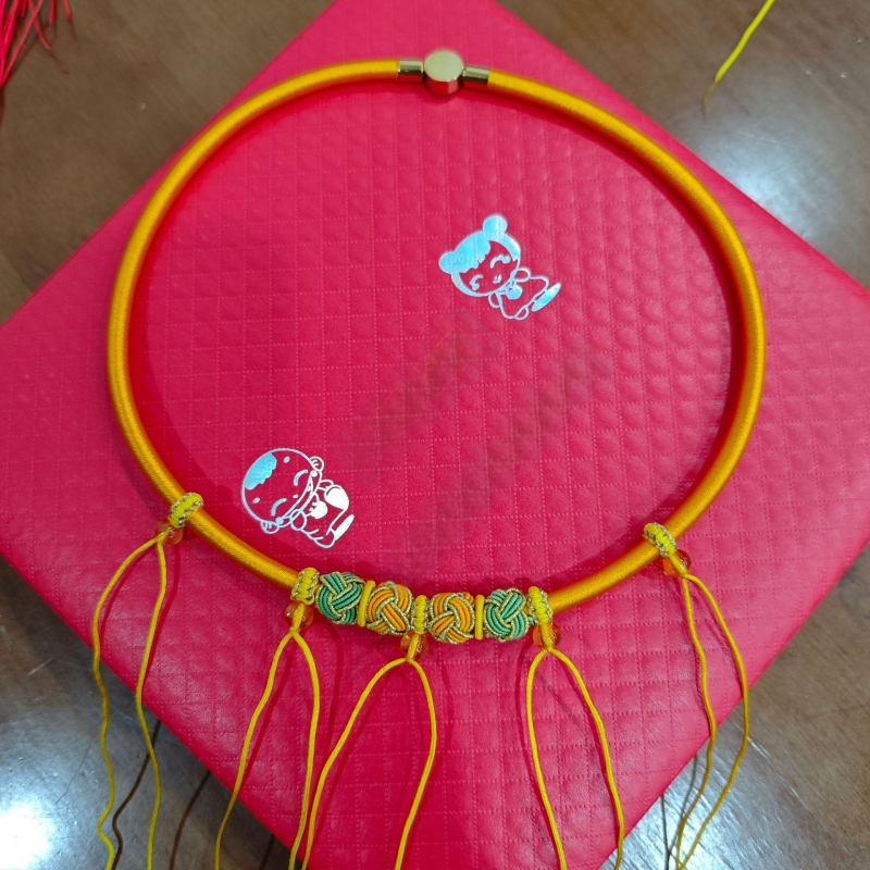 Rokdarbs bērnu kaklarota ar ilggadīgu aizslēgu un auklu, vairāki pakāršanas stili (kods ty5)