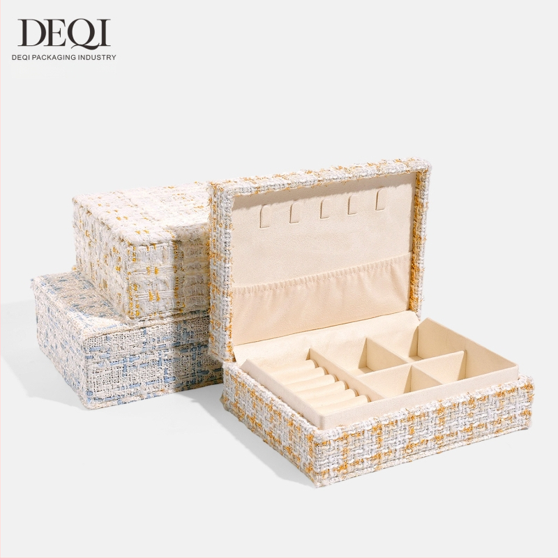 Premium auduma juvelierizstrādājumu uzglabāšanas kastīte auskarām, gredzeniem, kaklarotām un rokassprādzēm — Materiāls: audums; Lietojums: juvelierizstrādājumu iepakojums; Iepakojuma veids: iepakošanas kārba; Iepakojuma līmenis: mazumtirdzniecības iepakoju