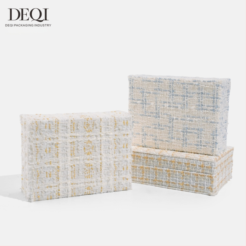 Premium auduma juvelierizstrādājumu uzglabāšanas kastīte auskarām, gredzeniem, kaklarotām un rokassprādzēm — Materiāls: audums; Lietojums: juvelierizstrādājumu iepakojums; Iepakojuma veids: iepakošanas kārba; Iepakojuma līmenis: mazumtirdzniecības iepakoju