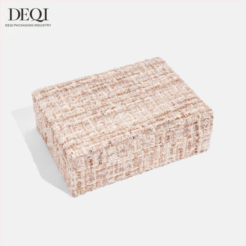 Premium auduma juvelierizstrādājumu uzglabāšanas kastīte auskarām, gredzeniem, kaklarotām un rokassprādzēm — Materiāls: audums; Lietojums: juvelierizstrādājumu iepakojums; Iepakojuma veids: iepakošanas kārba; Iepakojuma līmenis: mazumtirdzniecības iepakoju