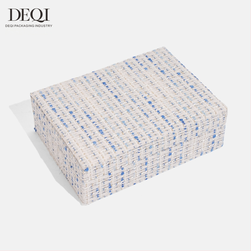 Premium auduma juvelierizstrādājumu uzglabāšanas kastīte auskarām, gredzeniem, kaklarotām un rokassprādzēm — Materiāls: audums; Lietojums: juvelierizstrādājumu iepakojums; Iepakojuma veids: iepakošanas kārba; Iepakojuma līmenis: mazumtirdzniecības iepakoju