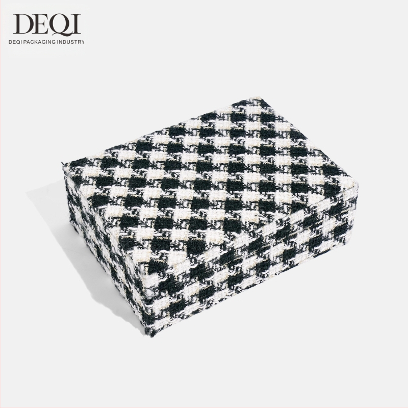 Premium auduma juvelierizstrādājumu uzglabāšanas kastīte auskarām, gredzeniem, kaklarotām un rokassprādzēm — Materiāls: audums; Lietojums: juvelierizstrādājumu iepakojums; Iepakojuma veids: iepakošanas kārba; Iepakojuma līmenis: mazumtirdzniecības iepakoju