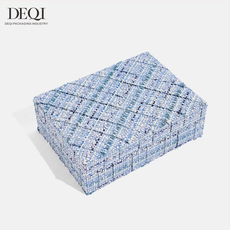 Premium auduma juvelierizstrādājumu uzglabāšanas kastīte auskarām, gredzeniem, kaklarotām un rokassprādzēm — Materiāls: audums; Lietojums: juvelierizstrādājumu iepakojums; Iepakojuma veids: iepakošanas kārba; Iepakojuma līmenis: mazumtirdzniecības iepakoju