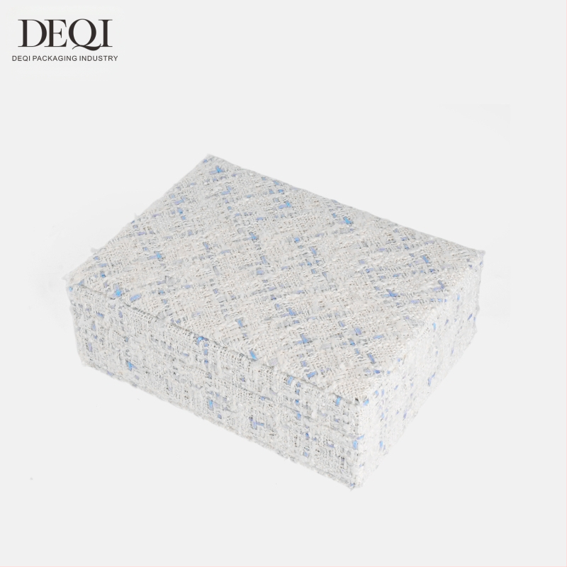 Premium auduma juvelierizstrādājumu uzglabāšanas kastīte auskarām, gredzeniem, kaklarotām un rokassprādzēm — Materiāls: audums; Lietojums: juvelierizstrādājumu iepakojums; Iepakojuma veids: iepakošanas kārba; Iepakojuma līmenis: mazumtirdzniecības iepakoju