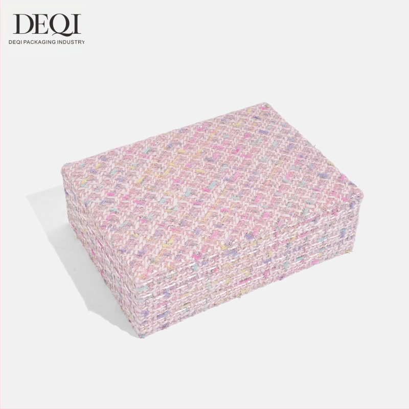 Premium auduma juvelierizstrādājumu uzglabāšanas kastīte auskarām, gredzeniem, kaklarotām un rokassprādzēm — Materiāls: audums; Lietojums: juvelierizstrādājumu iepakojums; Iepakojuma veids: iepakošanas kārba; Iepakojuma līmenis: mazumtirdzniecības iepakoju