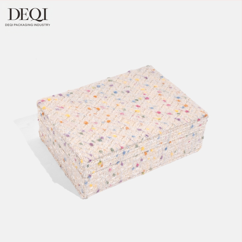 Premium auduma juvelierizstrādājumu uzglabāšanas kastīte auskarām, gredzeniem, kaklarotām un rokassprādzēm — Materiāls: audums; Lietojums: juvelierizstrādājumu iepakojums; Iepakojuma veids: iepakošanas kārba; Iepakojuma līmenis: mazumtirdzniecības iepakoju