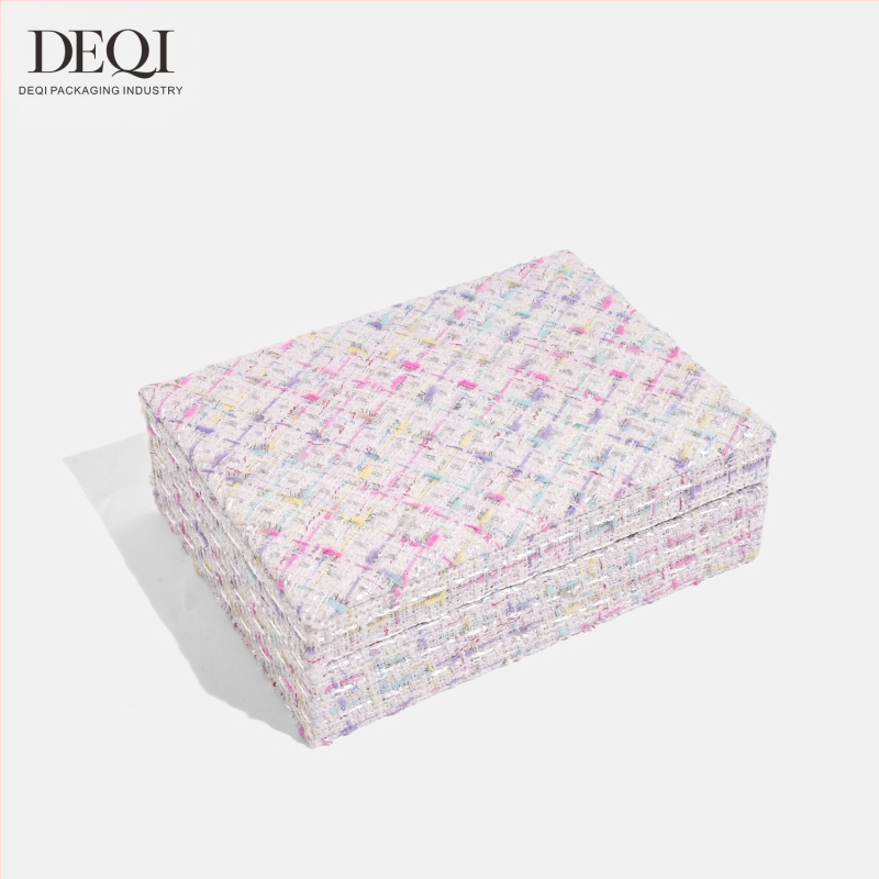 Premium auduma juvelierizstrādājumu uzglabāšanas kastīte auskarām, gredzeniem, kaklarotām un rokassprādzēm — Materiāls: audums; Lietojums: juvelierizstrādājumu iepakojums; Iepakojuma veids: iepakošanas kārba; Iepakojuma līmenis: mazumtirdzniecības iepakoju