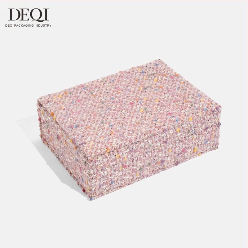 Premium auduma juvelierizstrādājumu uzglabāšanas kastīte auskarām, gredzeniem, kaklarotām un rokassprādzēm — Materiāls: audums; Lietojums: juvelierizstrādājumu iepakojums; Iepakojuma veids: iepakošanas kārba; Iepakojuma līmenis: mazumtirdzniecības iepakoju