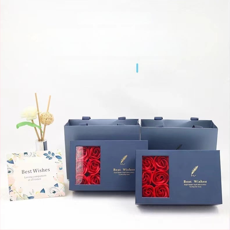 Rotaslietu iepakojuma kastīte kaklarotai un auskariem — papīra/kartona materiāls, iepakojuma veids: kastīte, iekļauj ziedu kastīti un apsveikuma kartiņu