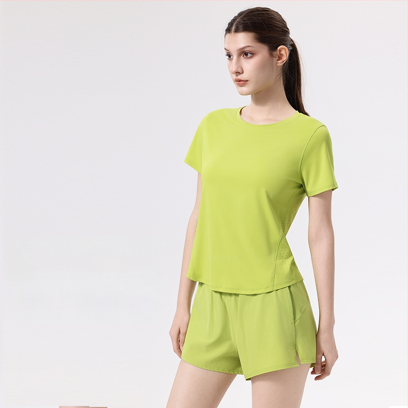 Naiste spordikomplekt: lühikeste käistega ülaosa ja ümmarguse kaelusega, lühikesed püksid; materjal 88% nailon, 12% spandex; suvine komplekt jooksmiseks, jõusaalile, badmintonile