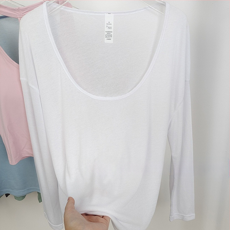 Naiste hingav pikkade varrukatega jooga-top, laia lõikega ja U-kaelusega, veidi läbipaistev, nailonist väline kangas, vooder 80% polüester / 20% viskoos.