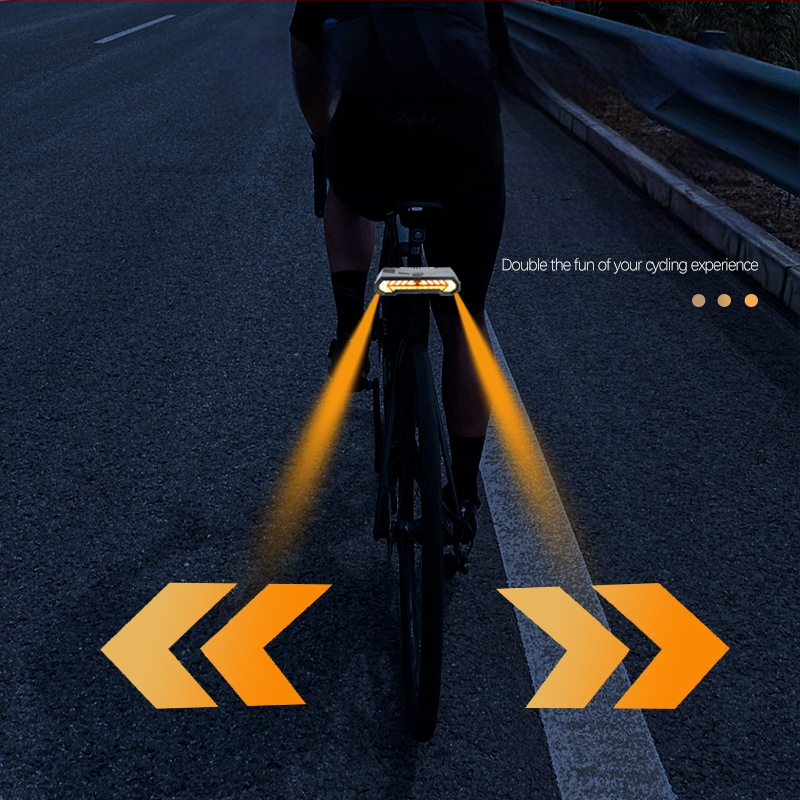 Велосипедна проекционна задна светлина с USB-C зареждане, вградена 1200mAh батерия, монтаж с ластик – ляв/десен сигнал за завой