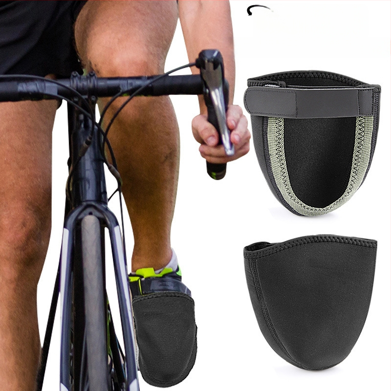 Kültéri kerékpáros cipővédők – lyukasztott alj, elasztikus állítható felső rész, szélvédő és meleg védelem, önzáró kialakítás; Anyagok: Lycra, SBR, poliészter, szilikon, Velcro, bőr; Modell: Kettő; Minden évszakra