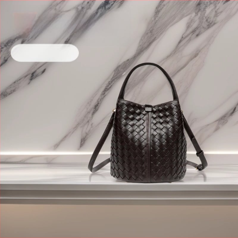 PU чанта кофа, градски минималистичен стил, клапанно отваряне, единична презрамка, вътрешен джоб за телефон, мек корпус