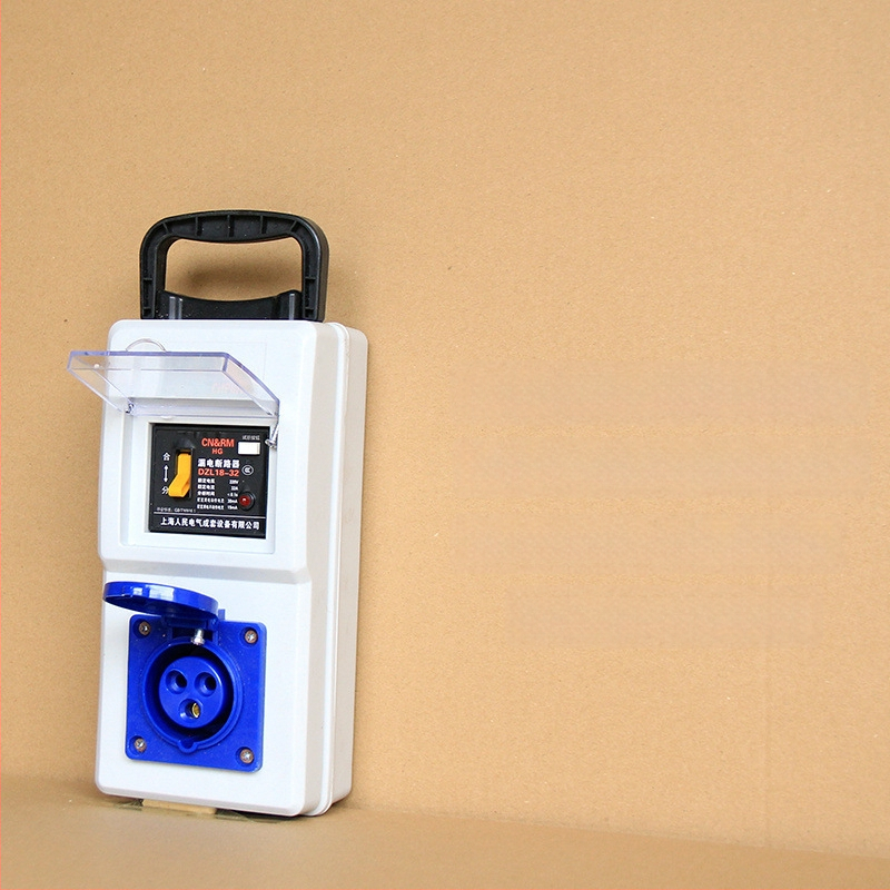 Портативна кутия за строителна площадка с защита срещу токов теч, IP54 водоустойчивост, монтаж на повърхността, поликарбонатов корпус, гнезда за включване