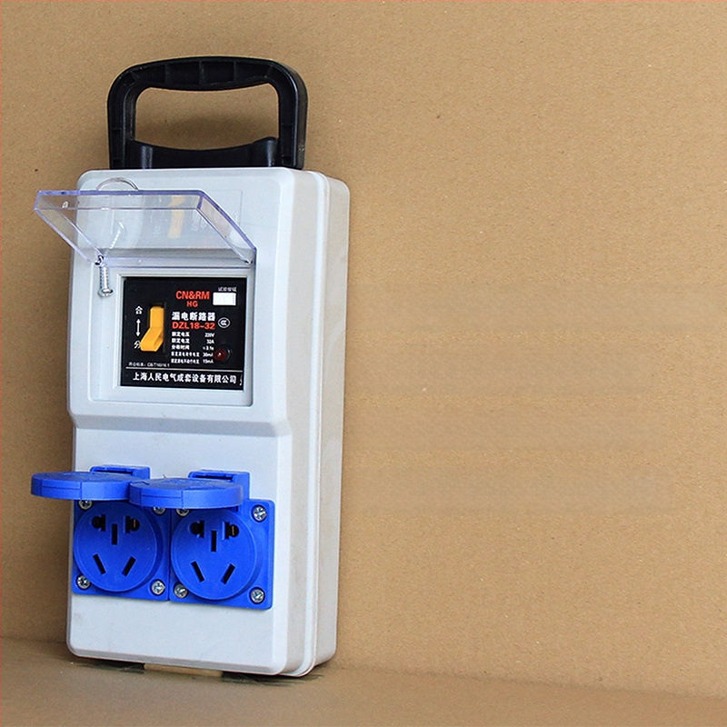 Портативна кутия за строителна площадка с защита срещу токов теч, IP54 водоустойчивост, монтаж на повърхността, поликарбонатов корпус, гнезда за включване