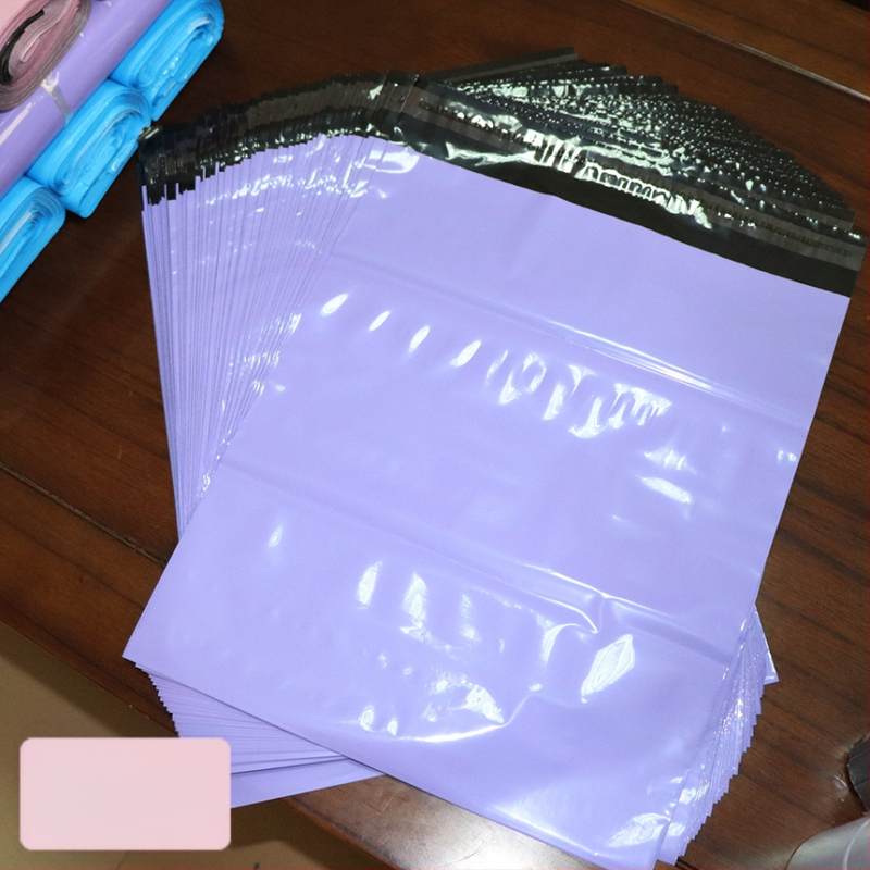 Vrećice za ekspres dostavu od novog materijala, ljubičaste, ružičaste i bijele boje, bez mirisa, neprozračne, dimenzije 28×40 cm, zatvaranje 5 cm, nosivost 15 kg, 100% čist materijal