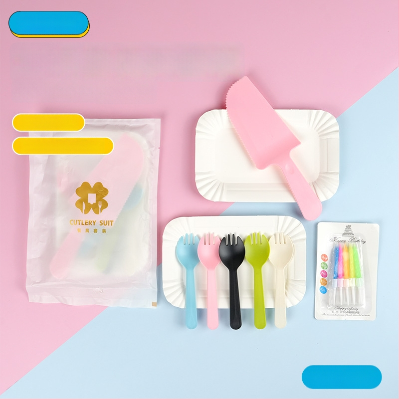 Еднократен комплект за торта: поднос за торта, ножове и вилици – пластмасов, правоъгълен, включва 5 ножа и 5 вилици