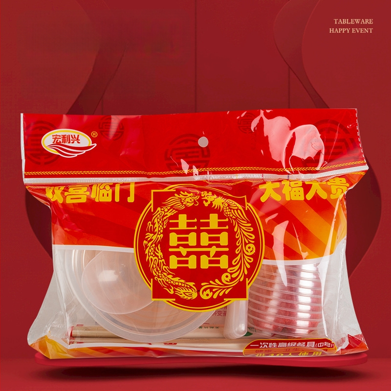 Еднократен комплект съдове за хранене — пластмасов, за сватбени банкети; включва 10 купи, 10 чаши, 10 лъжици, 1 голяма лъжица, 2 полипропиленови чинии, 10 чифта прибори за хранене, 1,5 m покривка; печат на лого; биоразградим