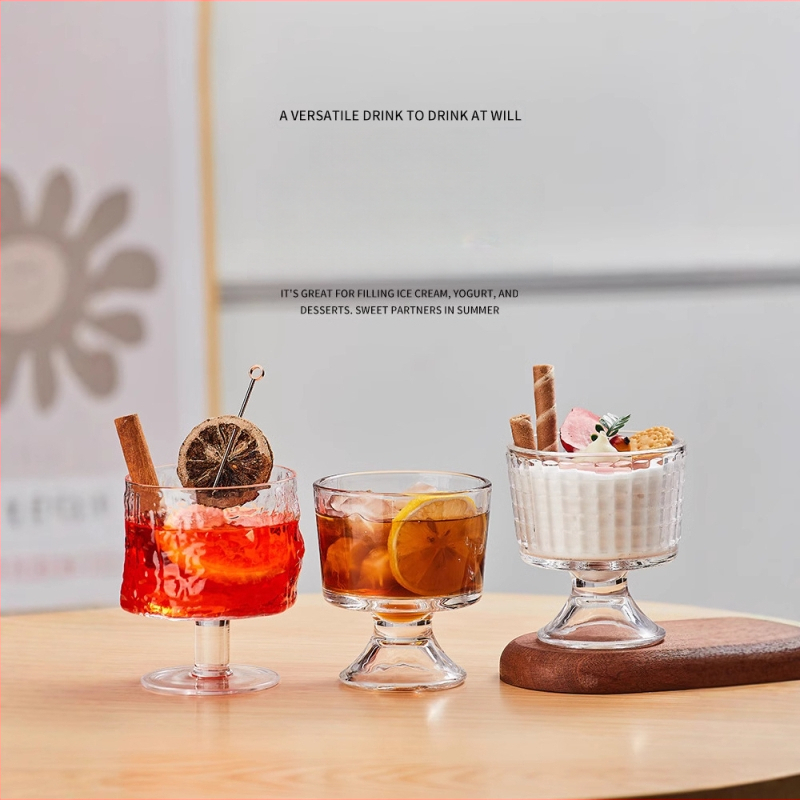 Üvegből készült goblet nyitott faragással, modern minimalista dizájn, hidegen tartja az italokat, kerek, egyrétegű desszertpohár