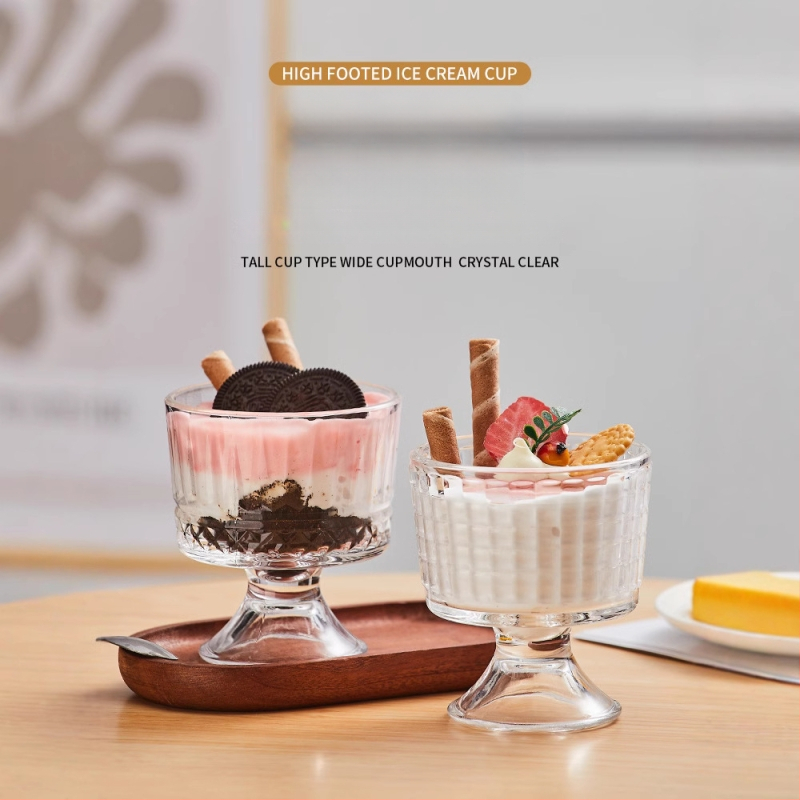 Üvegből készült goblet nyitott faragással, modern minimalista dizájn, hidegen tartja az italokat, kerek, egyrétegű desszertpohár