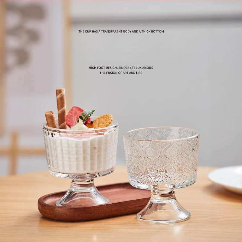 Üvegből készült goblet nyitott faragással, modern minimalista dizájn, hidegen tartja az italokat, kerek, egyrétegű desszertpohár