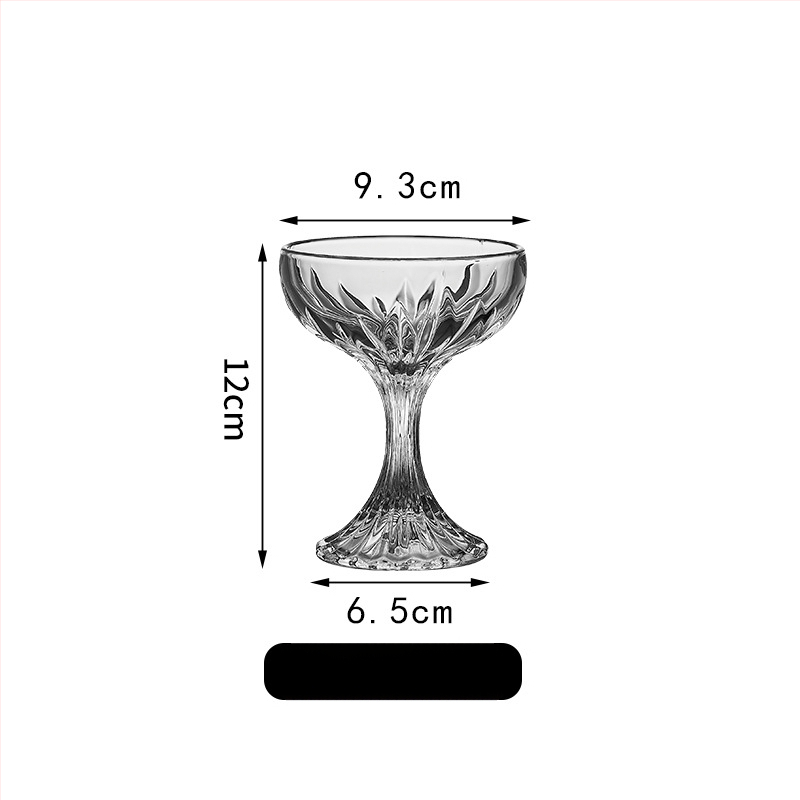 Üvegből készült goblet nyitott faragással, modern minimalista dizájn, hidegen tartja az italokat, kerek, egyrétegű desszertpohár