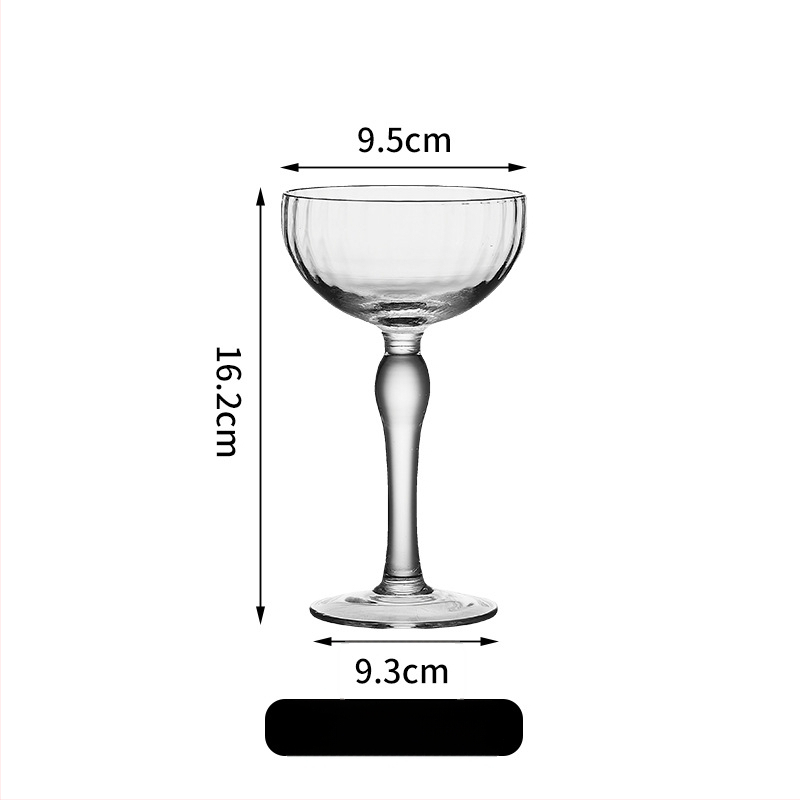 Üvegből készült goblet nyitott faragással, modern minimalista dizájn, hidegen tartja az italokat, kerek, egyrétegű desszertpohár