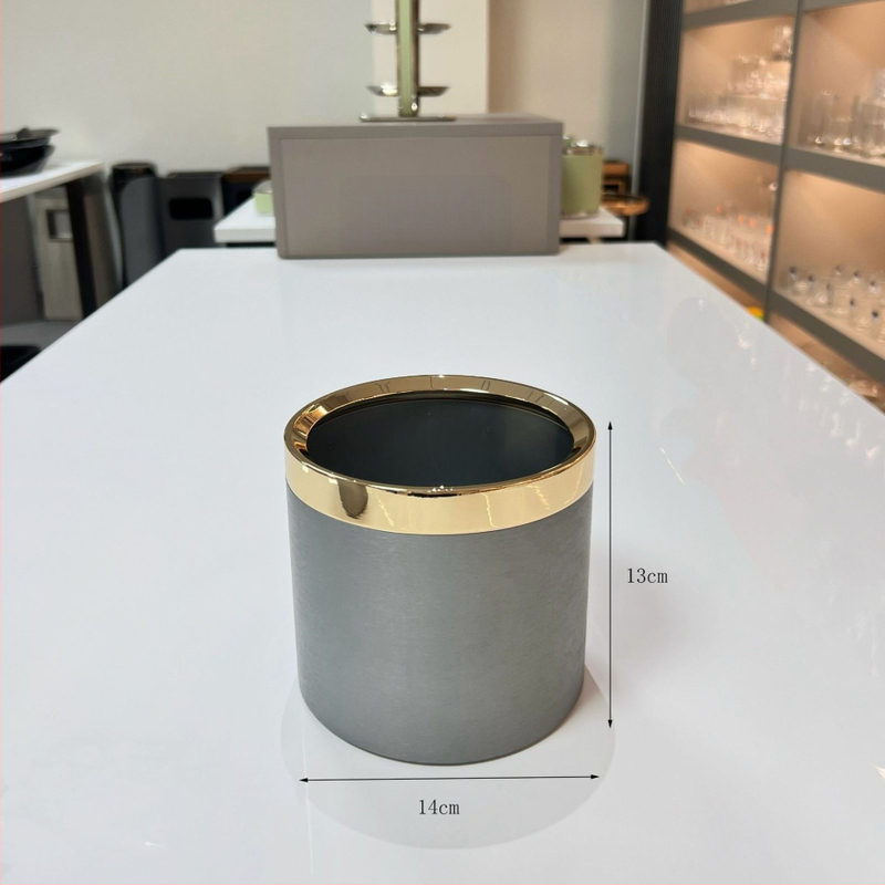 Rozsdamentes acél mikrofonállvány hamuval és pohártartóval – KTV asztali dekoráció, modern letisztult stílus, tároló funkció, 500 g