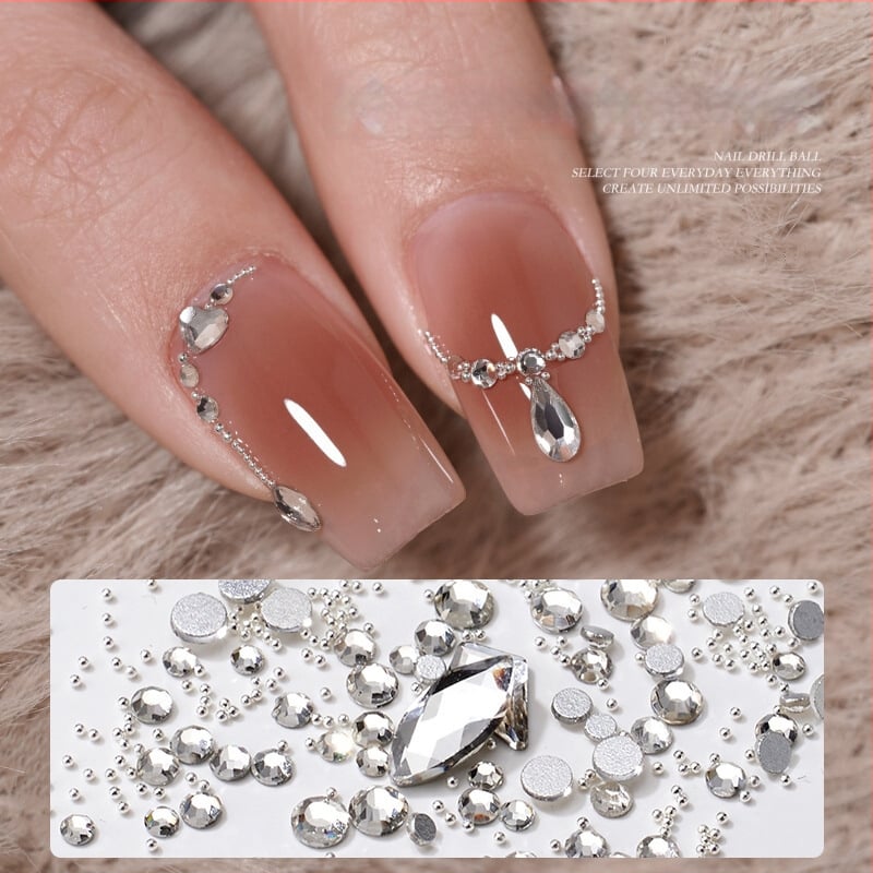 Nagų dailės nepravilūs formos kristalai: rinkinys mini kristalų, metalinių karoliukų ir plokščia pagrindo kristalų; spindintys kristalai, iridiscencijos paviršius; Medžiagos: metalas, kristalai, stiklas