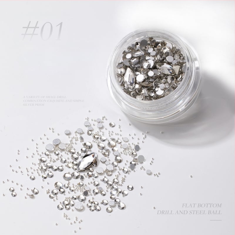 Nagų dailės nepravilūs formos kristalai: rinkinys mini kristalų, metalinių karoliukų ir plokščia pagrindo kristalų; spindintys kristalai, iridiscencijos paviršius; Medžiagos: metalas, kristalai, stiklas