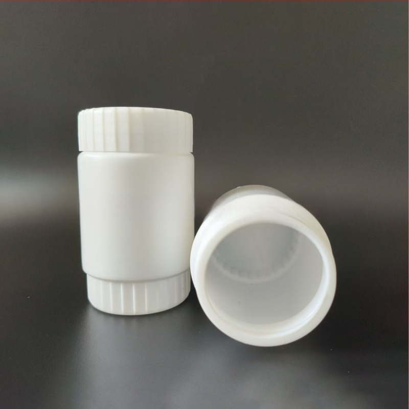 Plastikinė plačiai atidaryta buteliukui žemės ūkio chemijos pakuotei; skersmuo 34 mm; sienos storis 1 mm; apsaugos dangtelis nuo vagystės.