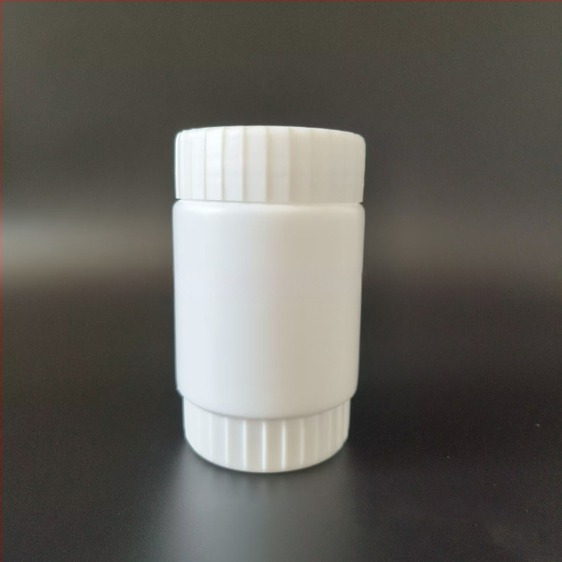 Plastikinė plačiai atidaryta buteliukui žemės ūkio chemijos pakuotei; skersmuo 34 mm; sienos storis 1 mm; apsaugos dangtelis nuo vagystės.