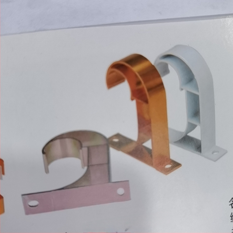 Gornji montirani srednje dugi pojedinačni nosači, produženi gornji nosač i bočno ojačani nosač za zavjese s rimskom šipkom — aluminijska smjesa, boja slonova kost, minimalistički stil.