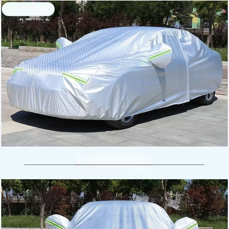 Pokrov automobila s debelim aluminijskim filmom, otporan na ogrebotine, cijele sezone vodootporan i UV zaštita