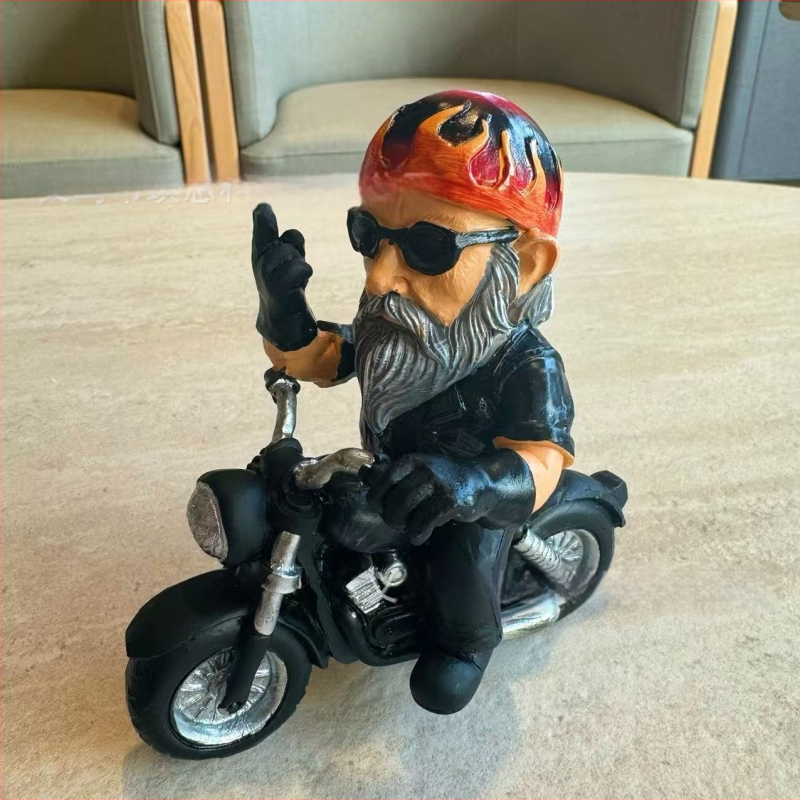 Zabavna minijaturna figurica patuljka na motociklu sa srednjim prstom, za vrt, dom i ured