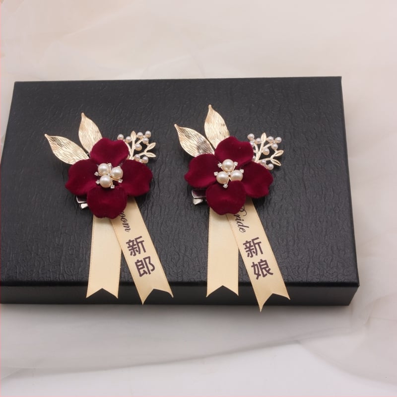 Set svadbenih corsagea za članove obitelji: komplet za mladenku i mladoženju, boutonnière za roditelje i vjenčane brošne