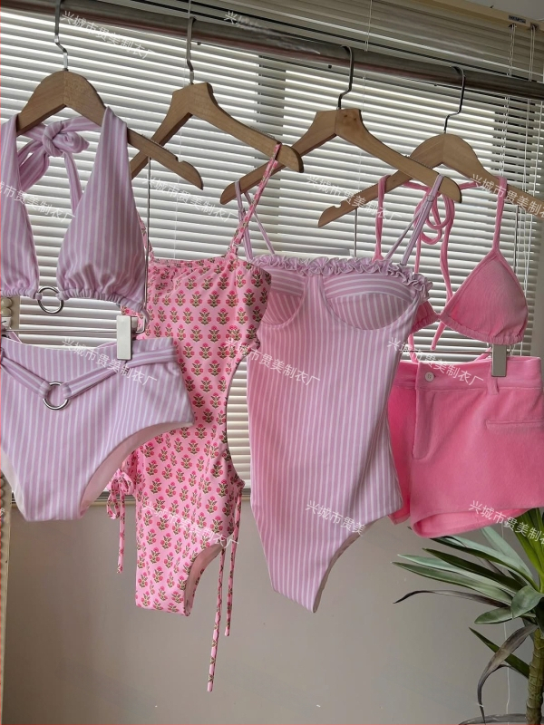 Jednodijelni kupaći kostim visokog struka, prugasti, u korejskom stilu