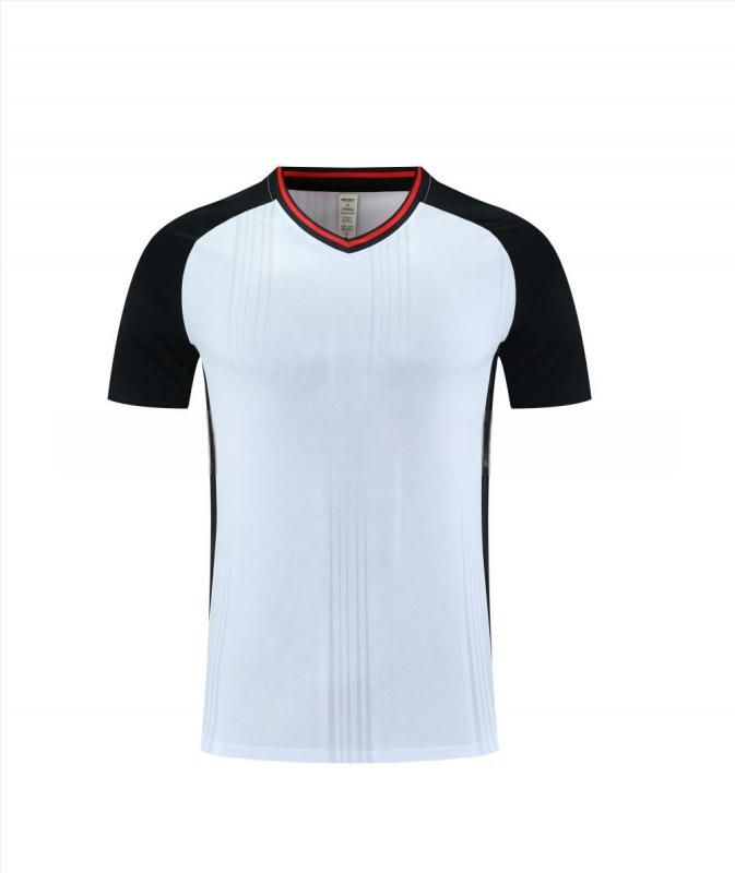 Professzionális kosárlabda- és tollaslabda játékvezetői együttes: rövid ujjú nedvszívó felső és nadrág, nyomtatott számokkal.