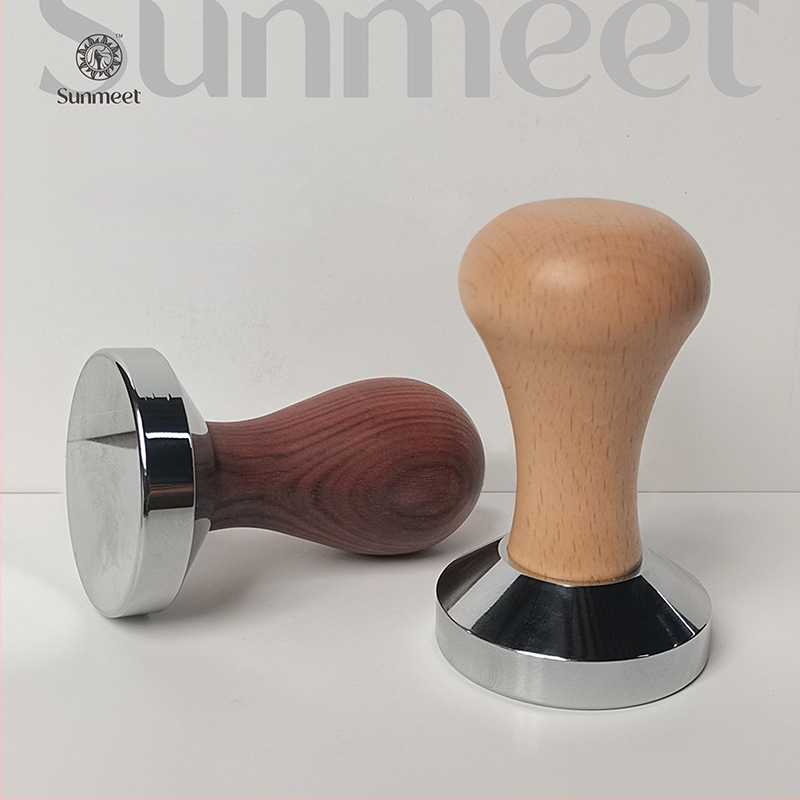 Πιεστήριο καφέ με λαβή από μασίβ ξύλο και ατσάλι No.50; 0,6 kg; μοντέρνος, απλός σχεδιασμός; δυνατότητα εκτύπωσης λογοτύπου; προσαρμογή; premium προϊόν