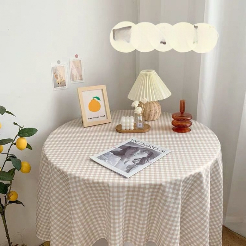Stolnjak kremasto žute boje s cvjetnim uzorkom, piknik inspiriran ruralnim stilom