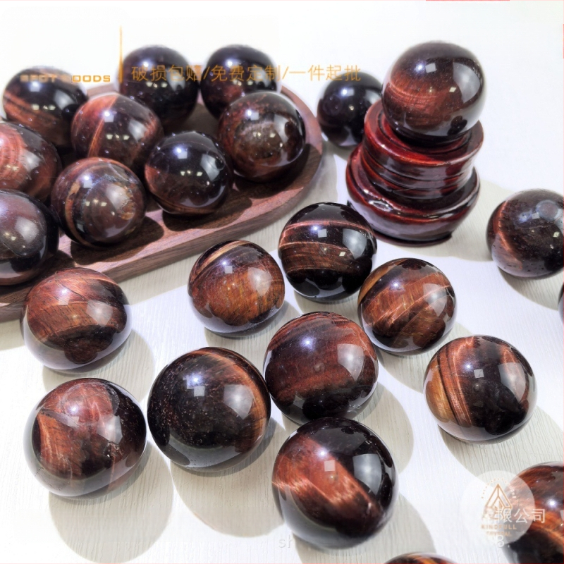 Crvena kristalna kugla od tigrovog oka – dekorativna Feng Shui sfera, polirani prirodni kamen