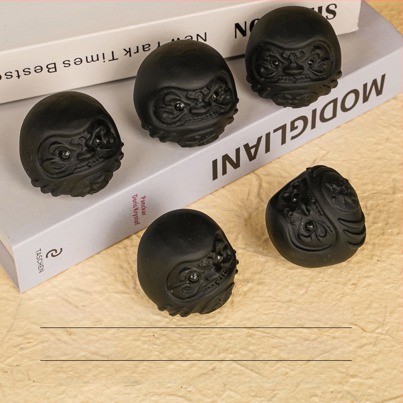 Prirodni kristalni obsidijan Daruma — ručno držani ukras