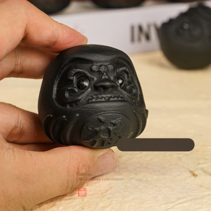Prirodni kristalni obsidijan Daruma — ručno držani ukras