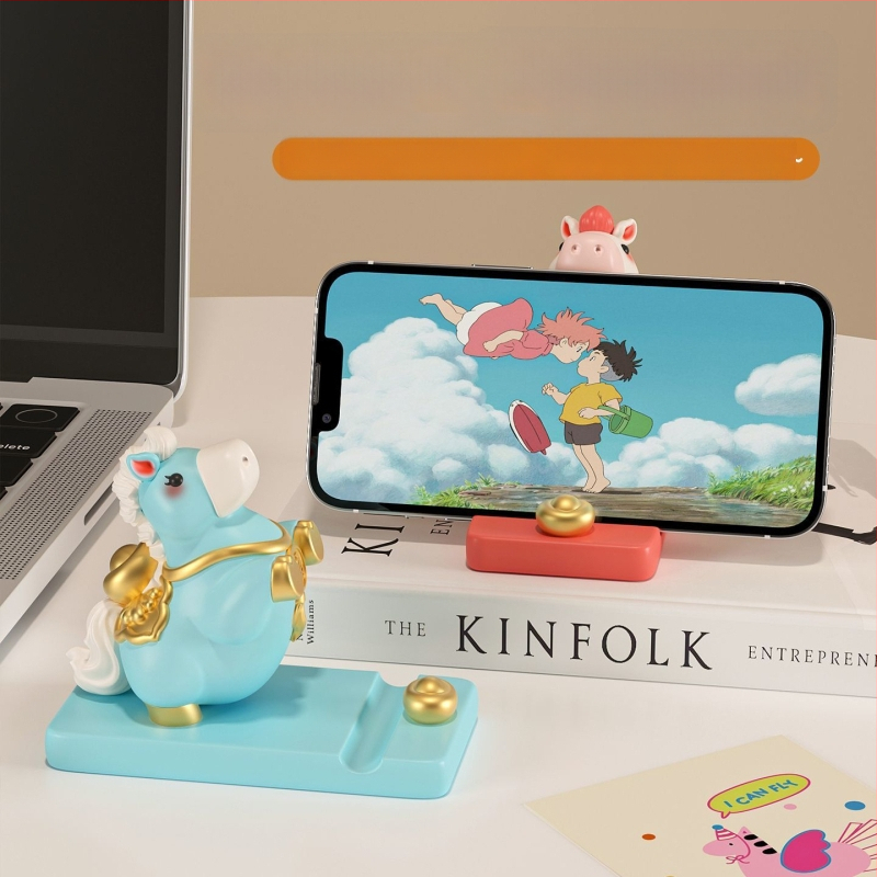 Maskota 2026. godine – konj, držač za telefon i uredska stolna dekoracija