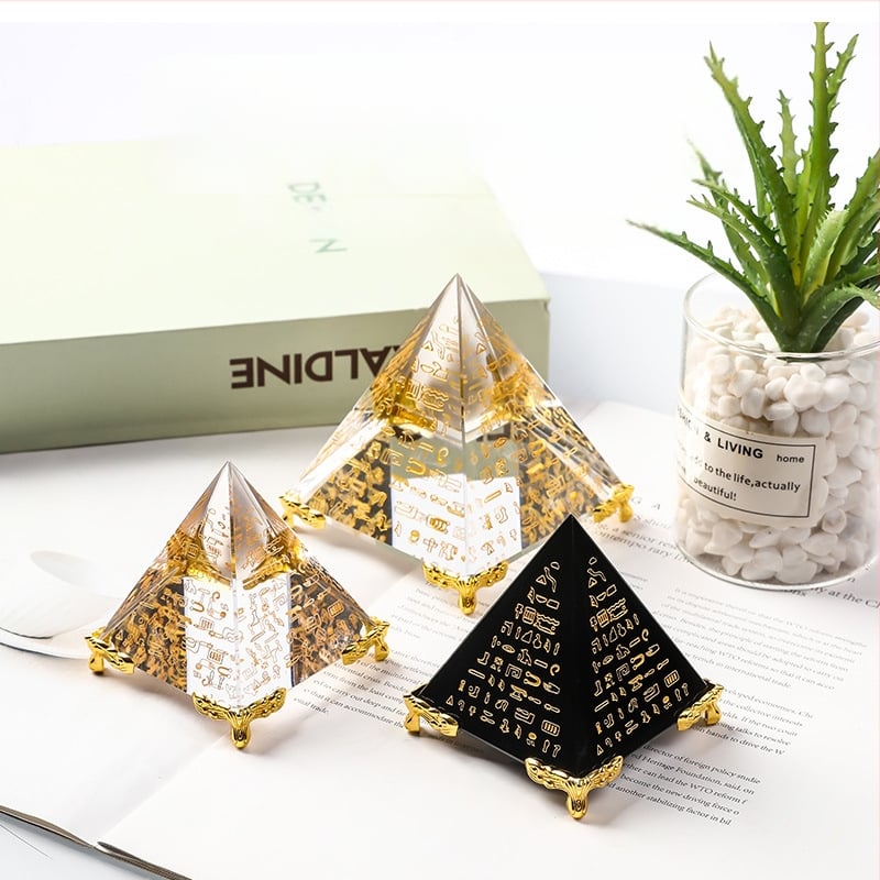Πυραμίδα από κρύσταλλο – διακοσμητικό με εσωτερικά χαραγμένο αρχαϊκό Αιγυπτιακό κείμενο, K9 κρύσταλλος, γεωμετρικός οικιακός διακοσμός