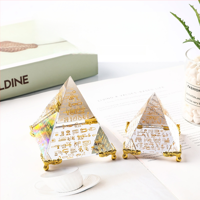 Πυραμίδα από κρύσταλλο – διακοσμητικό με εσωτερικά χαραγμένο αρχαϊκό Αιγυπτιακό κείμενο, K9 κρύσταλλος, γεωμετρικός οικιακός διακοσμός