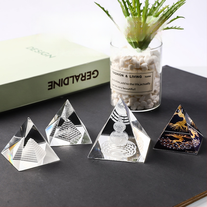 Πυραμίδα από κρύσταλλο – διακοσμητικό με εσωτερικά χαραγμένο αρχαϊκό Αιγυπτιακό κείμενο, K9 κρύσταλλος, γεωμετρικός οικιακός διακοσμός