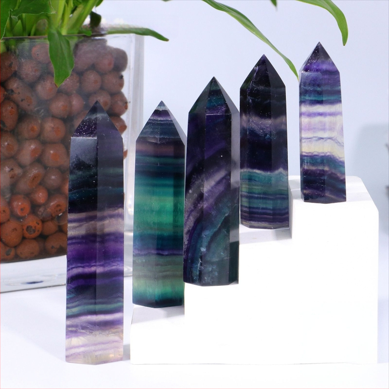 Διακοσμητική κρυστάλλινη στήλη, στήλη με ένα αιχμηρό άκρο, κρυσταλλικό υλικό, μοντέρνο μινιμαλιστικό στυλ